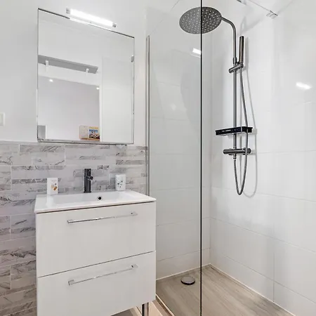 Renting - Grimaldi - Golden Square Location Fully Equiped * Nice
