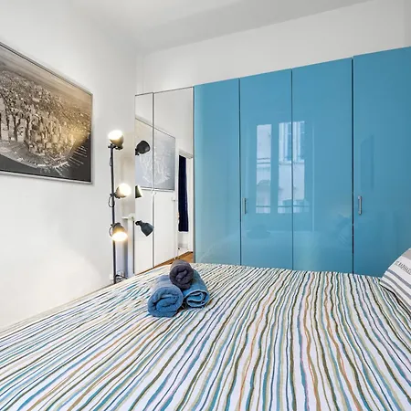 Renting - Grimaldi - Golden Square Location Fully Equiped * Nice