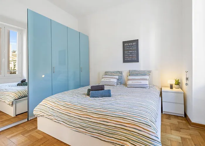 Renting - Grimaldi - Golden Square Location Fully Equiped Nice