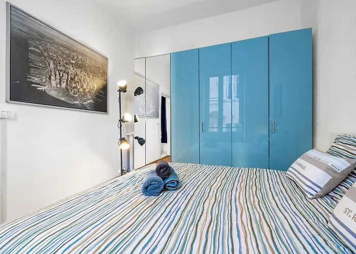 Renting - Grimaldi - Golden Square Location Fully Equiped * Nice